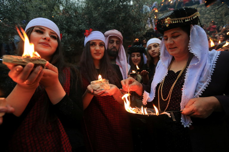 رأس السنة الإيزيدية.. عيد المحبة والسلام …هكذا يحملن الحسناوات الشموع